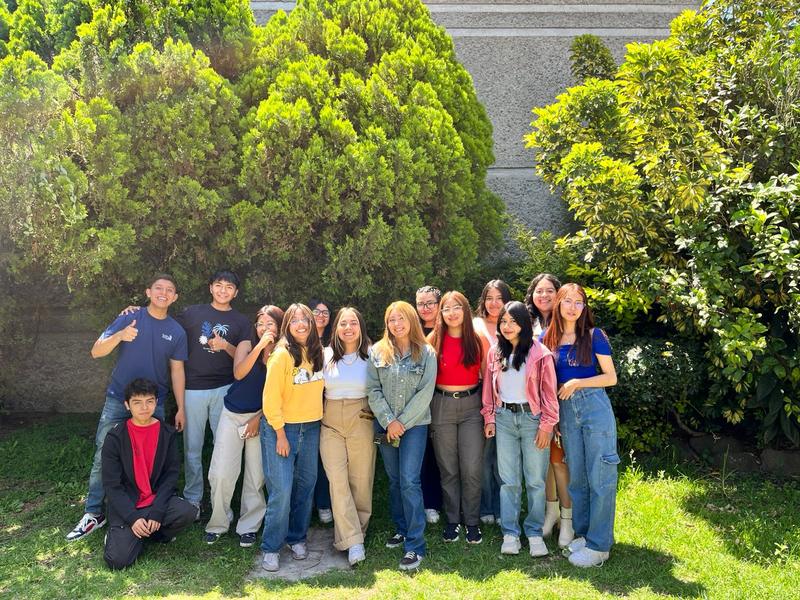 Grupo de alumnos CMUKA en el jardín del campus