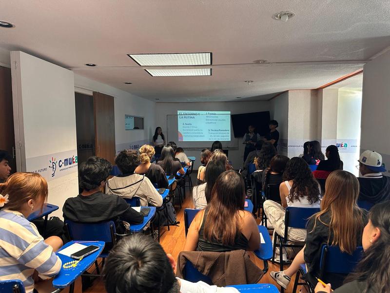 Clase en salón CMUKA