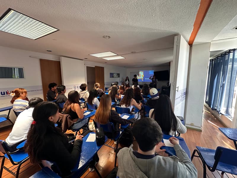 Plática de estrategias de examen en salón CMUKA